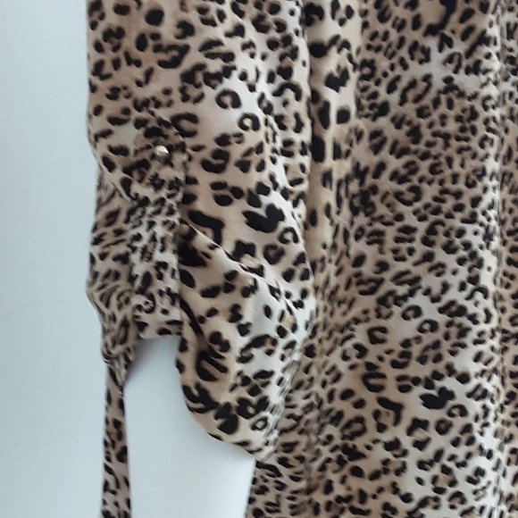 ZARA Basic Animal Print Roll Tab Sleeve V-Neck Collar Top Sz - Picture 7 of 10